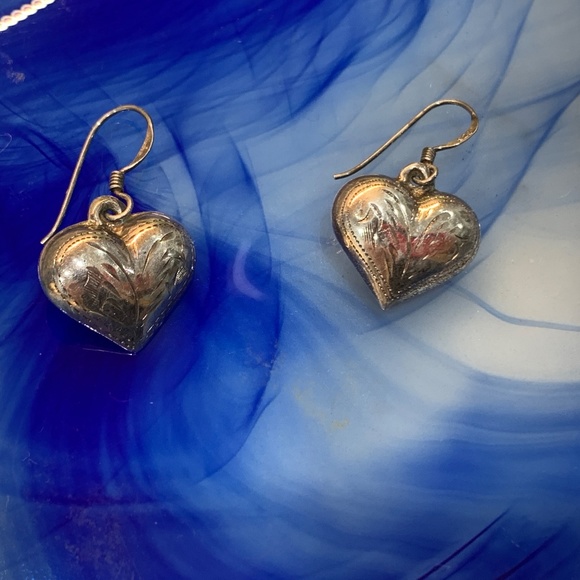 Vintage Etched Sterling Puffy Sweetheart Dangle Earrings - Picture 11 of 12